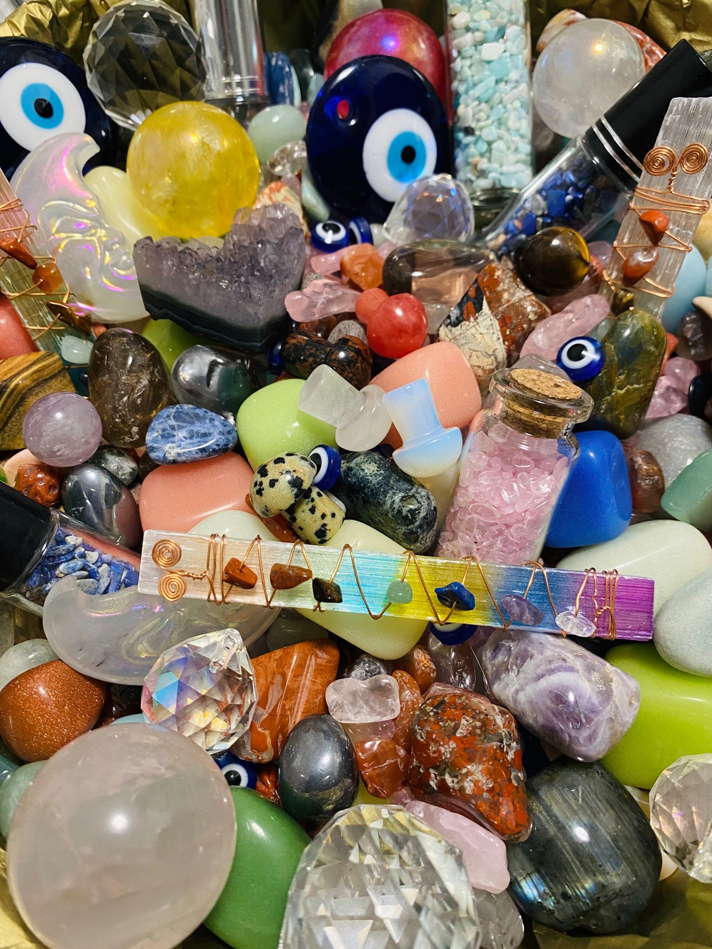 Crystal Mystery Scoop | Confetti | Bag | Mixed | Lucky Dip | Random | Surprise | Polished | Raw | Gemstones | Chips | Shapes | Gift Crystal Eyes It